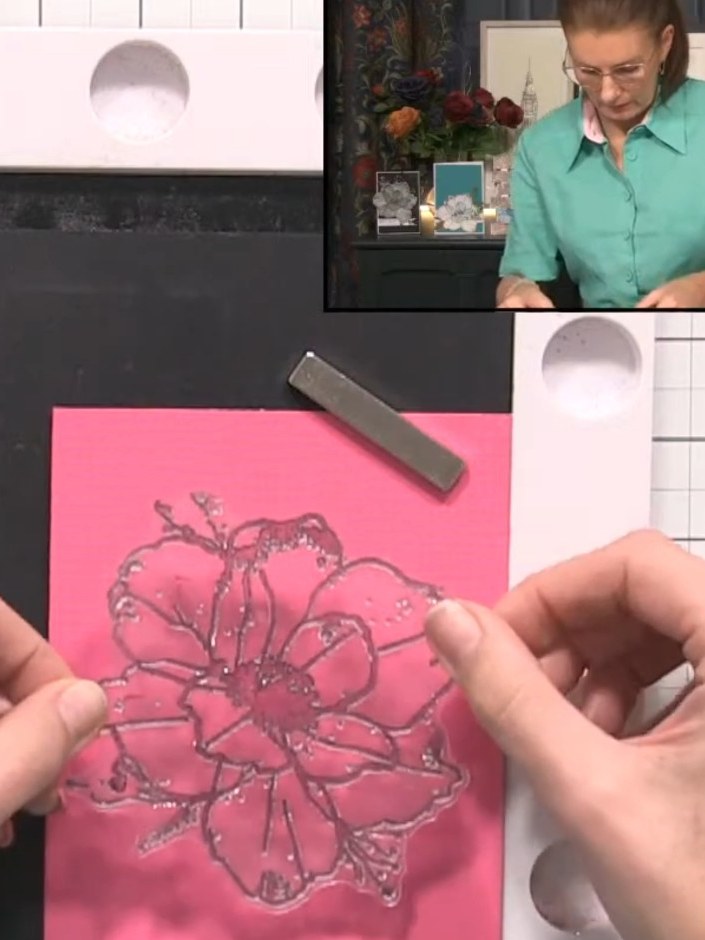 Step 2: Färbe den großen Mohnblumen-Stempel mit schwarzer Stempelfarbe ein – entweder mit einem Stempelkissen oder einem Applikator.
