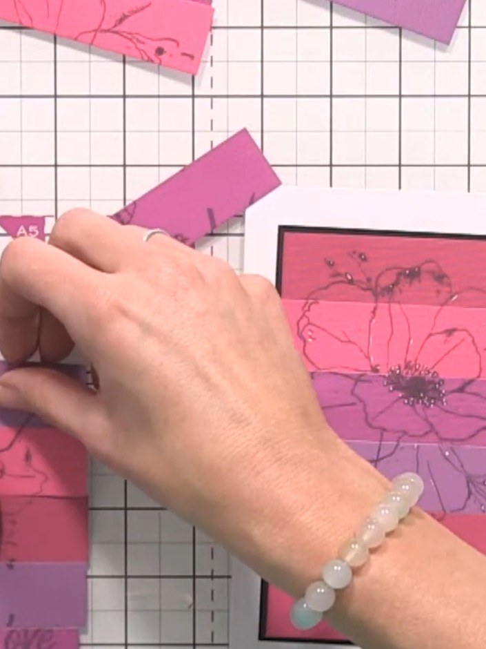 Step 2: Ordne die Streifen in einer neuen Farbreihenfolge an, die sich von deiner ersten Karte unterscheidet. Experiment with the order to crea