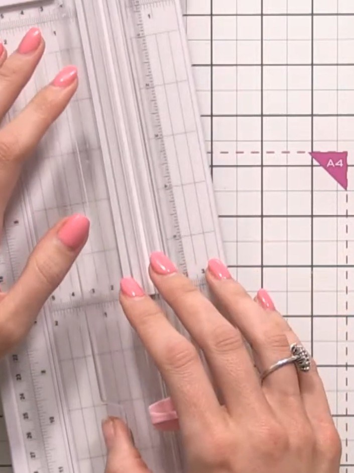 Step 3: Schneide weißen Cardstock in der Mitte durch – daraus entstehen die Streifen für deinen Holzpaneel-Effekt.