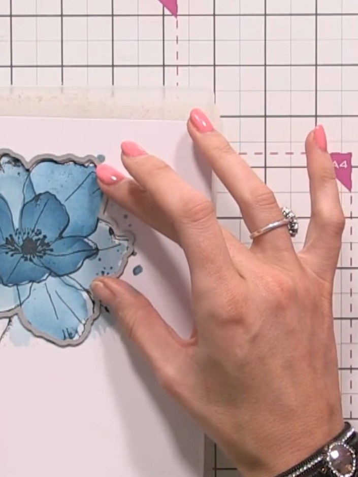 Step 9: Stanze die gestempelte und schablonierte blaue Blume mit deiner Stanzmaschine aus.