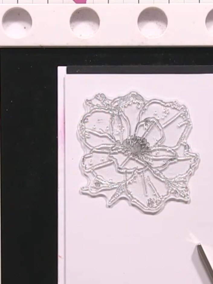 Step 8: Stemple den großen Mohnblumen-Stempel mit einem klebrigen Embossing-Stempelkissen auf weißen Cardstock.