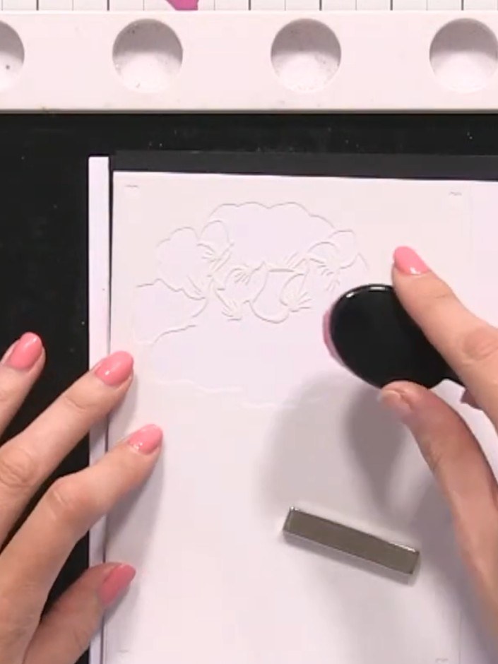 Step 1: Leg Schablone Nummer eins auf deinen weißen Cardstock und richte sie an der Kante der Karte aus.