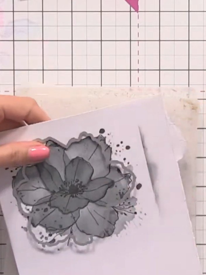 Step 6: Stanze die Blätter und Blüten aus dem Set mit deiner Stanzmaschine aus schwarzem Cardstock aus.