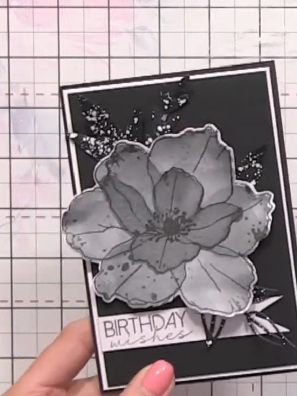 Monochrome Schichtkarte mit Dreamy Blooms - the finished project