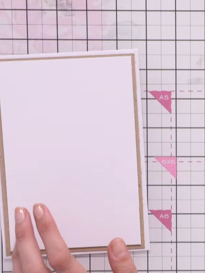 Step 8: Schneide einen Streifen Kraft-Cardstock zu und kleb ihn senkrecht mittig auf dein weißes, eingefärbtes Hintergrundpanel.