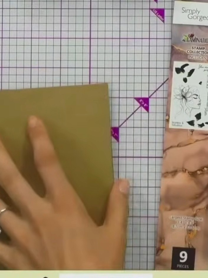 Step 1: Nimm einen kraftfarbenen Kartenrohling als Basis. Er bildet das Fundament deiner Karte.