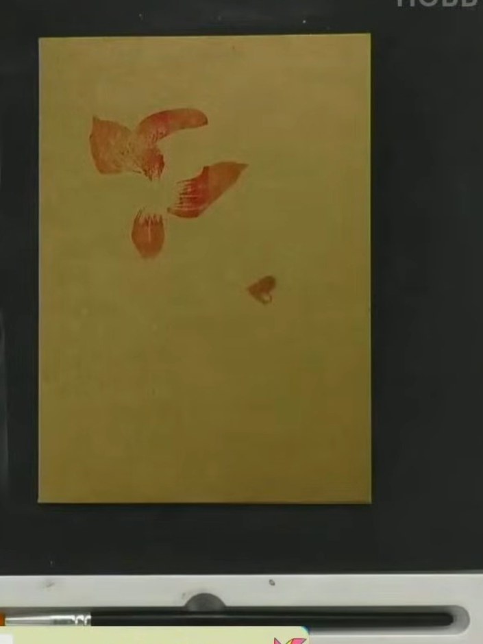Step 6: Lass die Karte vollständig trocknen. The stamped feather images in coral and pink tones need to be fully dry befo