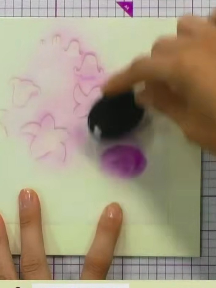 Step 1: Nimm einen weißen oder cremefarbenen Kartenrohling als Basis. Use an ink pad to apply light pink ink over the card surface