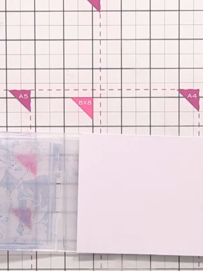 Step 4: Besprüh deinen weißen Cardstock leicht mit Wasser, um ihn für die Aquarelltechnik vorzubereiten.