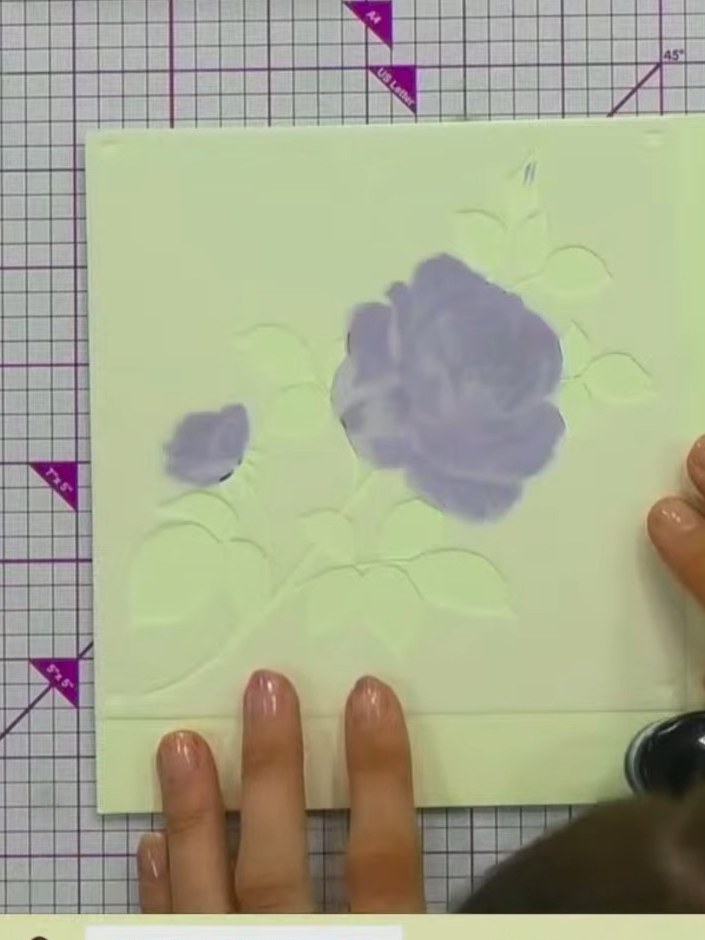 Step 8: Lass die Karte vollständig trocknen. The purple and green ink layers need to be fully dry before proceeding to th