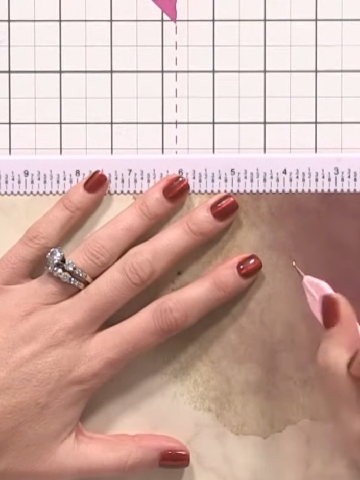 Step 2: Schneide das Papier entlang der mittleren Falzlinie durch – so bekommst du zwei Stücke von je 6x12 inch.