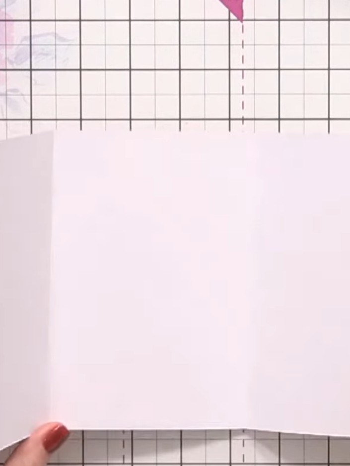 Step 5: Falte das erste Stück Cardstock entlang der Falzlinien in drei gleiche Abschnitte – so entsteht ein dreiteiliges Faltpanel.