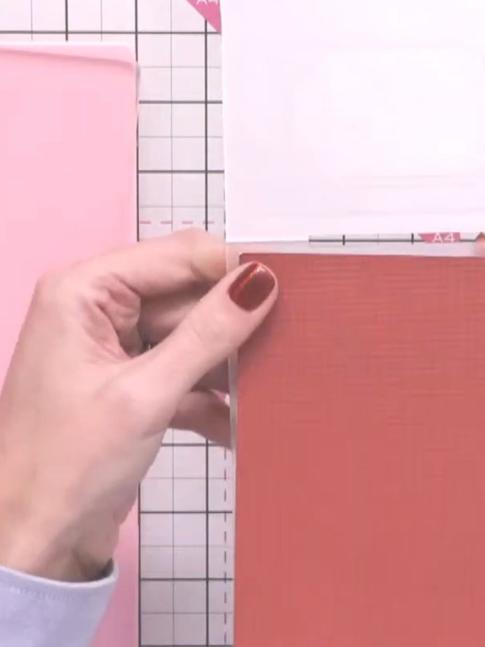 Step 2: Leg den korallfarbenen Cardstock mittig auf die rosa Grundplatte auf deiner Schneidematte.