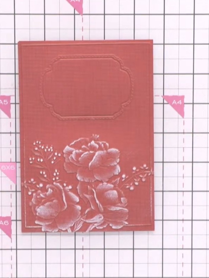 Step 8: Lass den geprägten und eingefärbten korallfarbenen Cardstock vollständig trocknen, bevor du mit dem nächsten Schritt weitermachst.