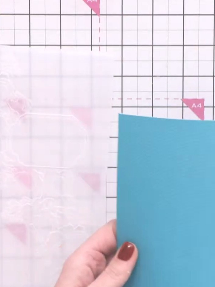 Step 1: Such dir ein Blatt DCWV Cardstock in einer passenden Farbe für deine Slimline-Karte aus. Place the turquoise cardstoc