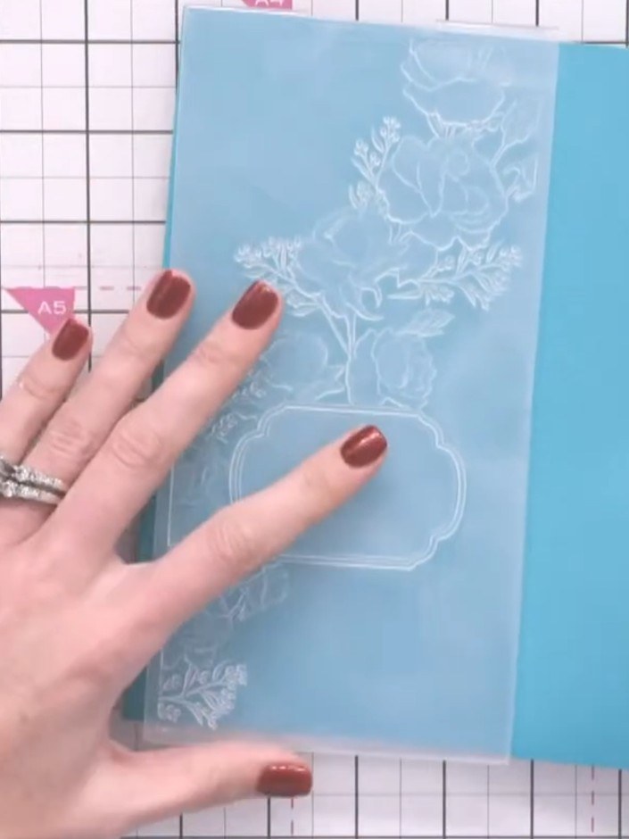 Step 2: Färbe die erhabene Seite des All Occasions Slimline-Prägefolders mit deiner Wunschfarbe ein. Apply the 
