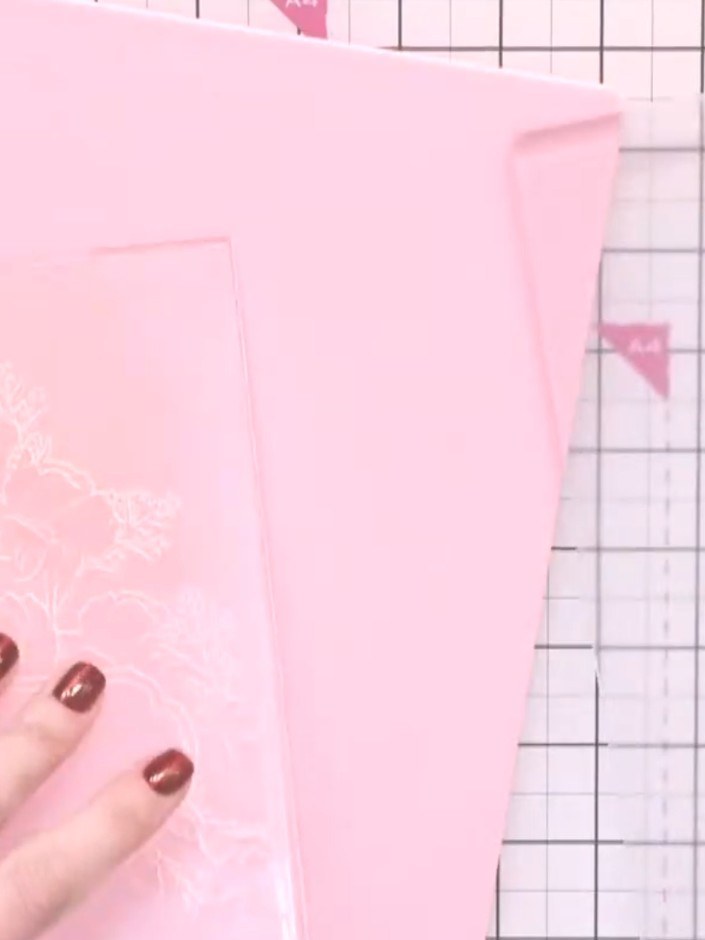 Step 1: Such dir für deine Mini-Kartenbasis ein hellrosa Stück DCWV Cardstock aus.