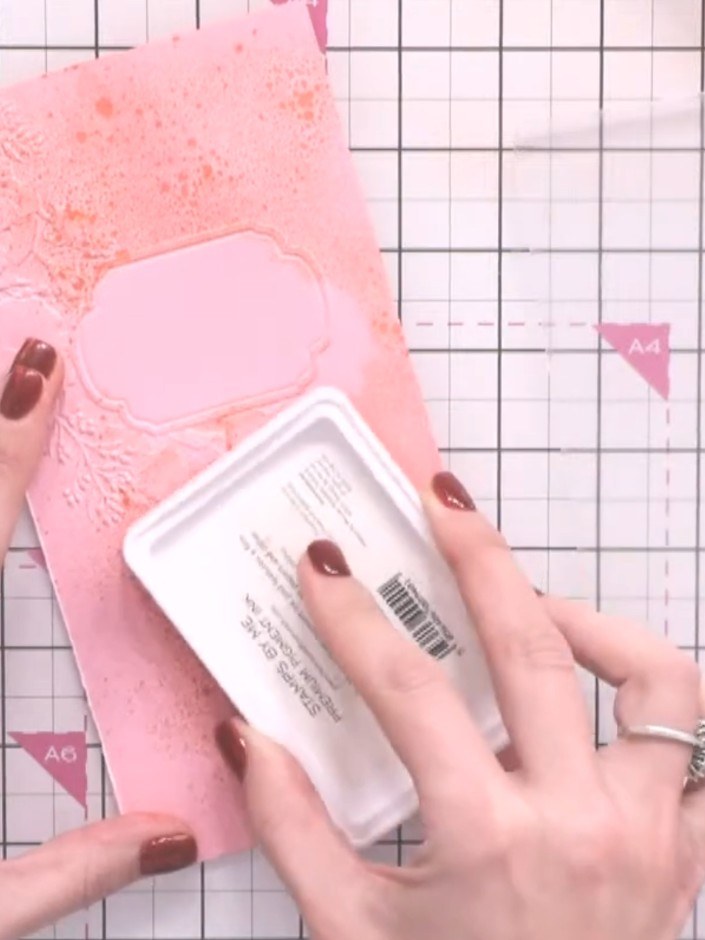 Step 4: Leg den eingefärbten Prägefolder auf die rosa Grundplatte auf deiner Schneidematte.