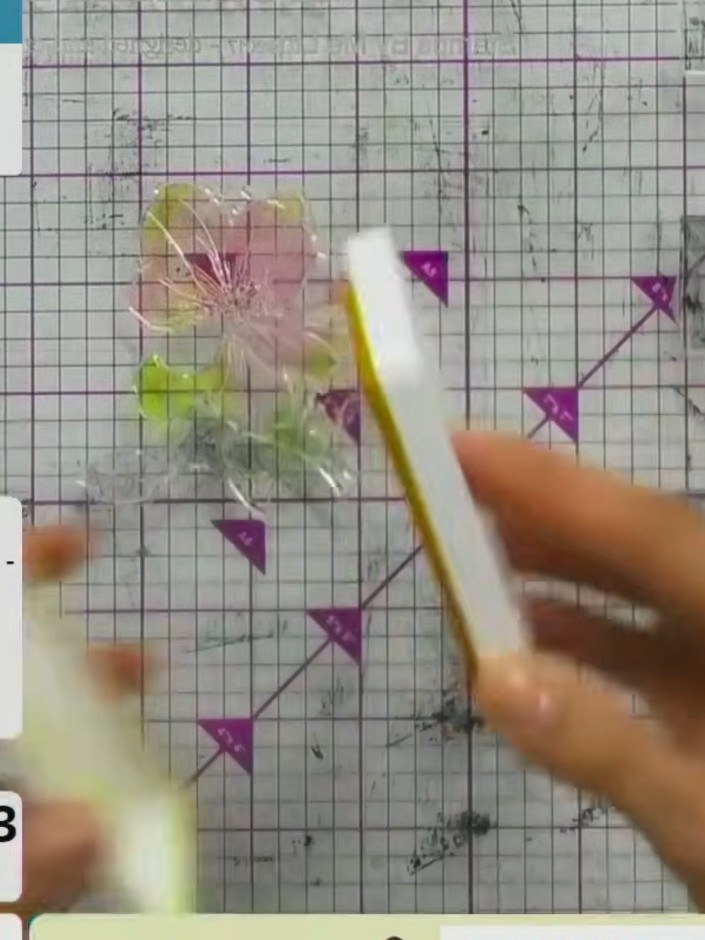 Step 3: Besprüh den eingefärbten Stempel leicht mit Wasser aus einer Sprühflasche – so entsteht ein Aquarell-Effekt.