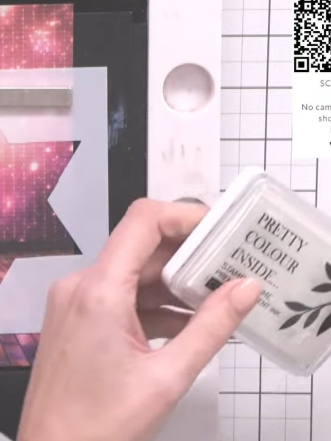Step 3: Apply white ink to a blending brush and tap off the excess ink before use.