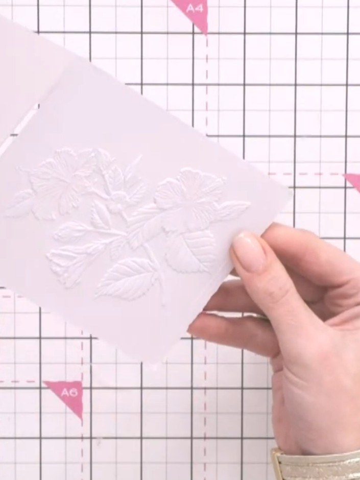 Step 1: Schneide oder reiß ein Stück weißen Cardstock auf etwa A6-Größe zu – das wird die Vorderseite deiner Karte.