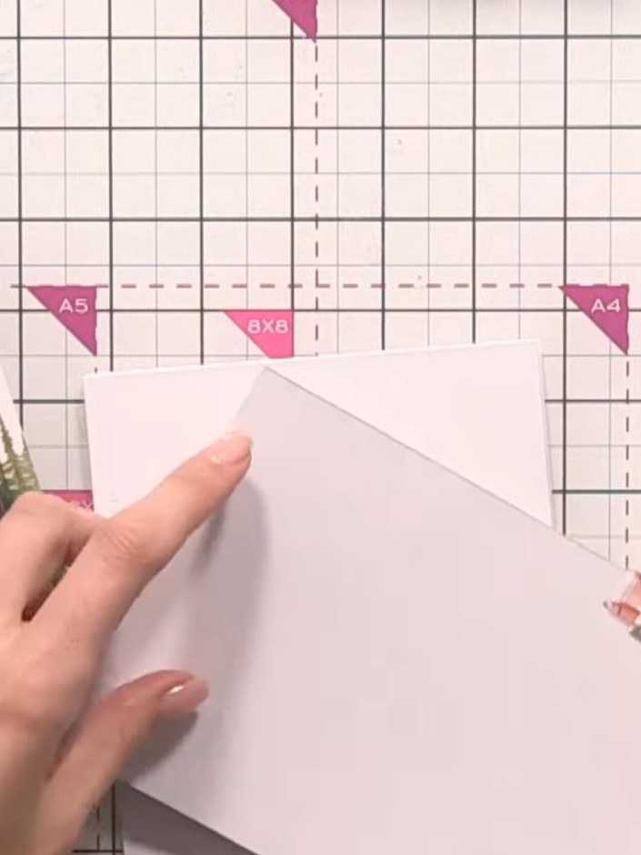 Step 10: Kleb Abstandspads auf die Rückseite des weißen Spruch-Panels und kleb es vorne auf die Karte.