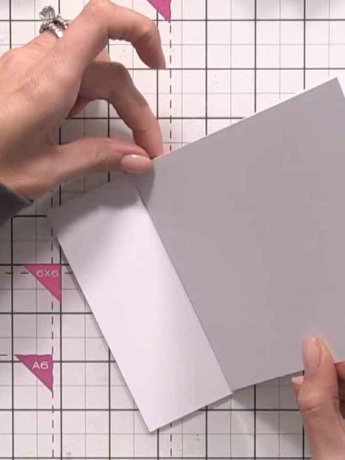 Step 2: Schneide mit einer Hebelschneidemaschine die Vorderseite des zweiten Kartenrohlings ab, die Rückseite bleibt dabei ganz. Position the card o