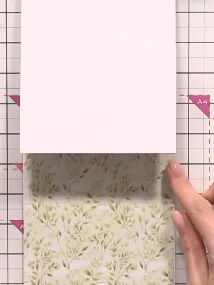 Step 6: Schneide ein Stück dekorativen Karton der Länge nach in zwei Hälften – so bekommst du zwei Faux-Mat-Lagen für die Vorderseite.