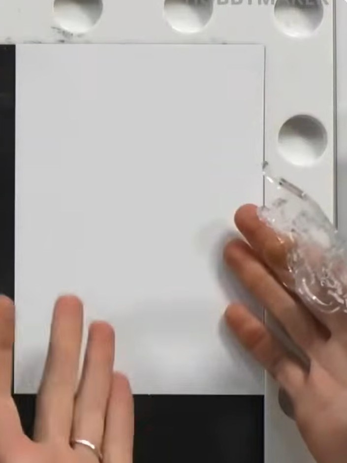 Step 2: Besprüh das eingefärbte Teekannen-Motiv leicht mit Wasser aus einer Sprühflasche, damit ein Aquarelleffekt entsteht.
