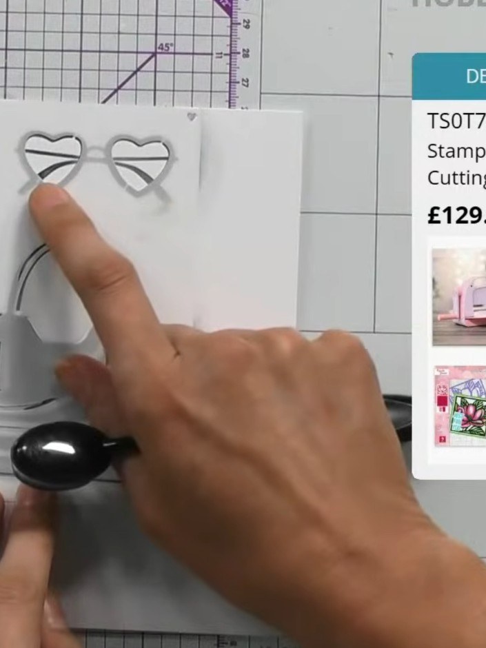 Step 5: If desired, change your ink colour to create rose-tinted or coloured lenses on the heart-shaped glasses. Use t