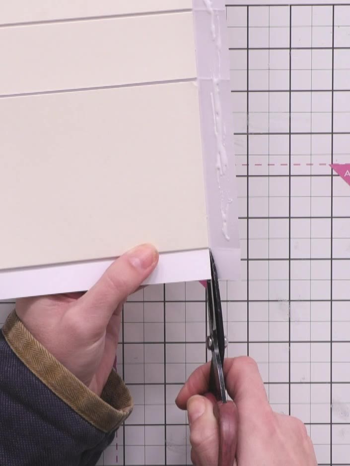 Step 6: Cut away the corner squares from the wrapped paper. Chamfer the edges at an angle with scissors so they will s