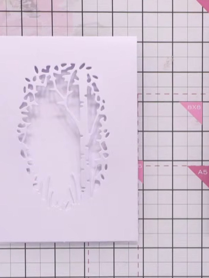 Step 3: Schneide einen Hasen aus dem Embellishment-Set sorgfältig entlang der Konturen aus – wenn möglich mit etwas Grün unten dran.