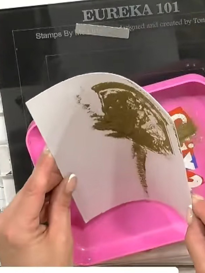 Step 1: Apply green dye ink to an acrylic block, covering the surface evenly to create your background colour.