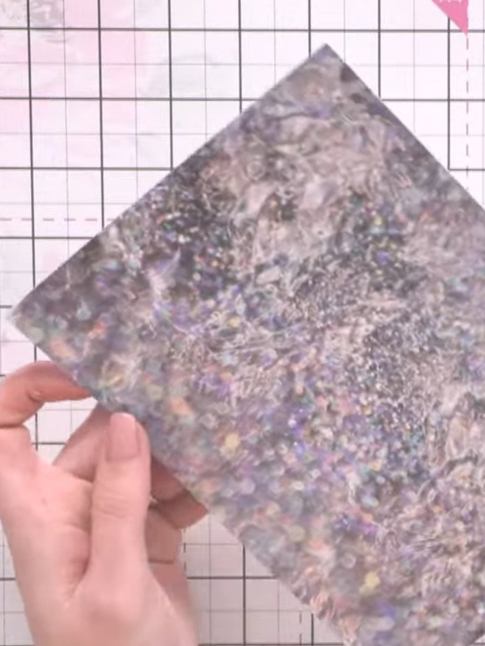 Step 1: Cut a piece of paper from your paper pad to 6 by 8 inches (15 x 20 cm).