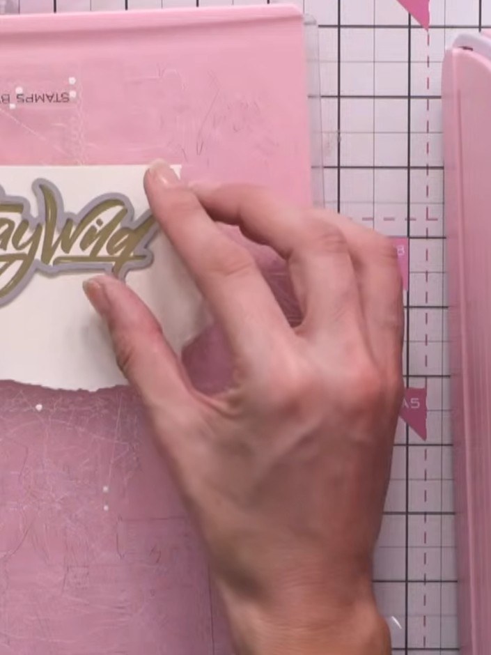 Step 11: Schneide den gold embossten Spruch „Stay Wild“ mit der passenden Outline-Stanzschablone aus dem weißen Cardstock aus.