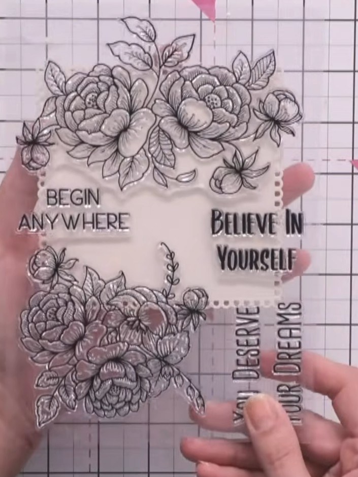 Step 4: Stemple das Blumenmotiv mit schwarzer Stempelfarbe auf ein Stück cremefarbenen Cardstock. Position the stamp to create a balanc