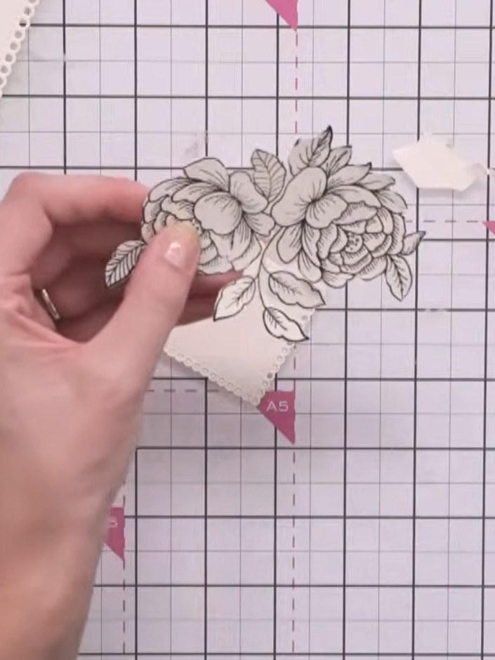 Step 6: Befeuchte mit einem nassen Pinsel die Oberfläche eines deiner mittelgroßen gestanzten Quadrate.
