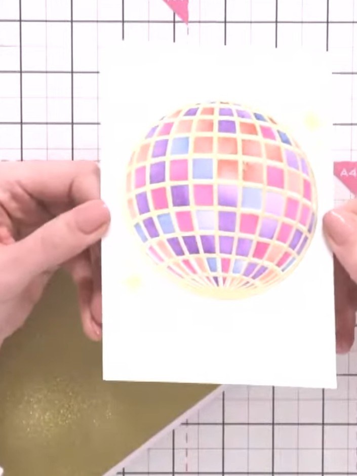 Step 4: Nimm den passenden Stempel, um rund um die Discokugel Funkel-Details zu setzen. Position the stamp carefully 