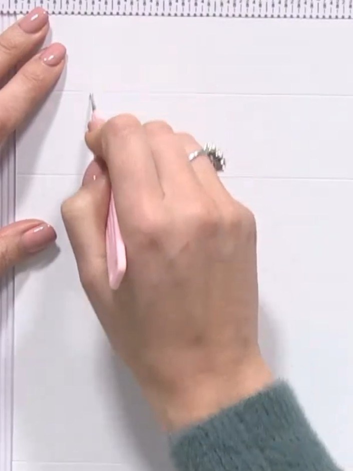 Step 8: Schneide bei beiden Teilen in die markierten Quadrate ein – aber pass auf, dass du nur bis zur zweiten Linie schneidest. Use a ruler to guide