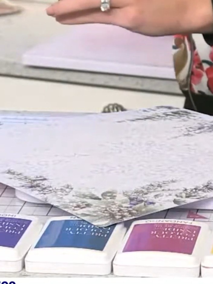 Step 1: Schneide ein Stück Cardstock in 12 by 12 inch zu. Daraus entsteht die Grundform deiner Würfel-Geschenkbox.