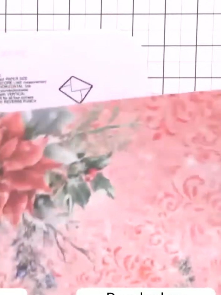 Step 6: Stanz mit dem Falz- und Schneidewerkzeug noch einmal an der markierten Stelle auf dem Designpapier.