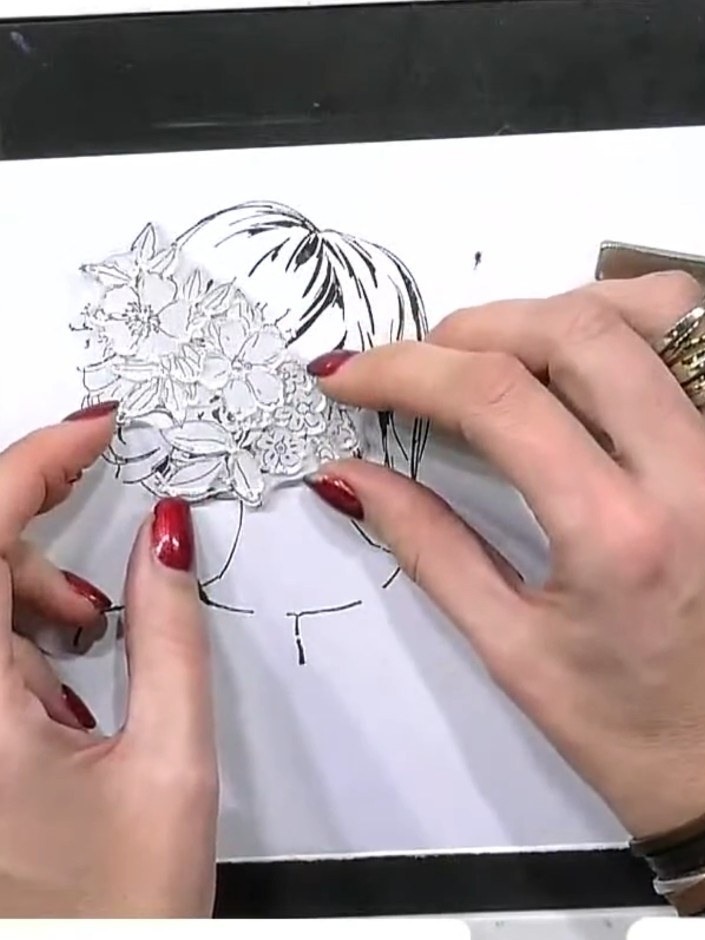 Step 6: Besprüh die eingefärbte Laminierschicht leicht mit Wasser, damit auf den Blumen ein verlaufender Aquarell-Effekt entsteht.