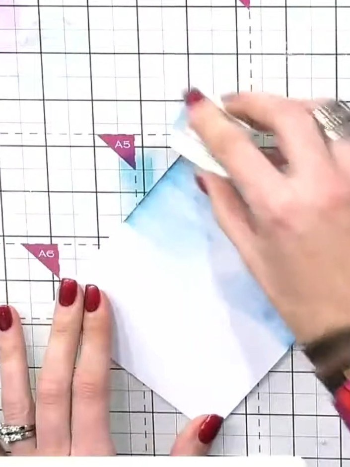 Step 3: Schichte dunklere Farben darüber, indem du ein dunkleres Stempelkissen bis zur Hälfte über die Karte ziehst. Position the ink pad at the to