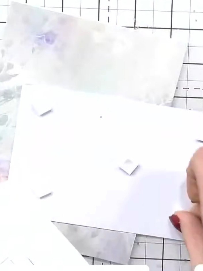 Step 1: Such dir aus dem Kit einen vorbedruckten Kartenrohling in deiner Wunschfarbe und deinem Lieblingsdesign aus. The kit includes various floral