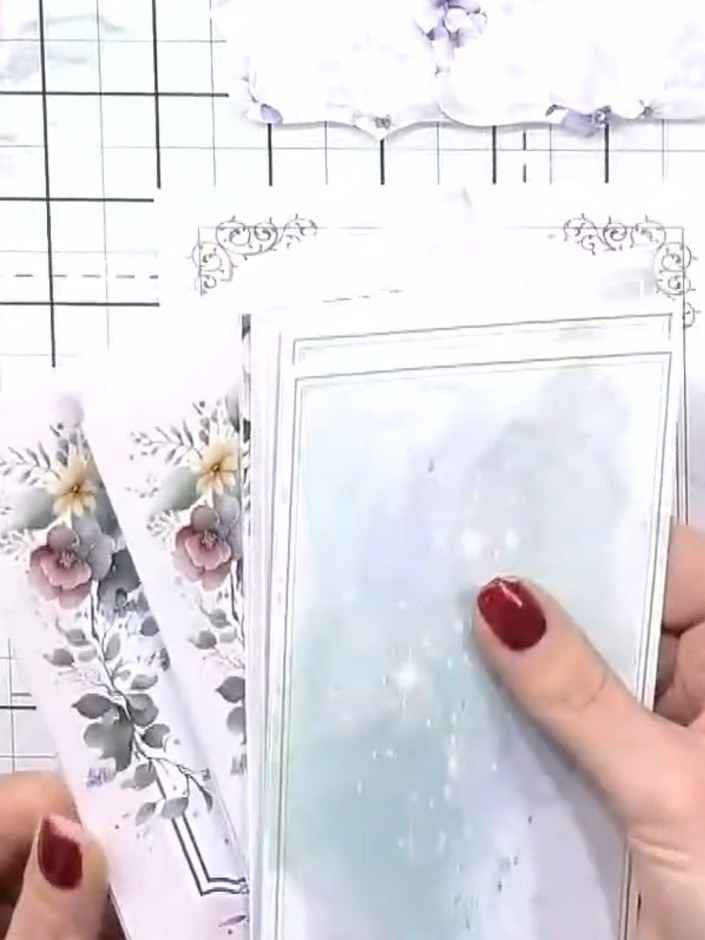 Step 1: Such dir einen Kartenrohling aus dem Kit aus. The kit includes card blanks with decorative borders and watercolour-style b