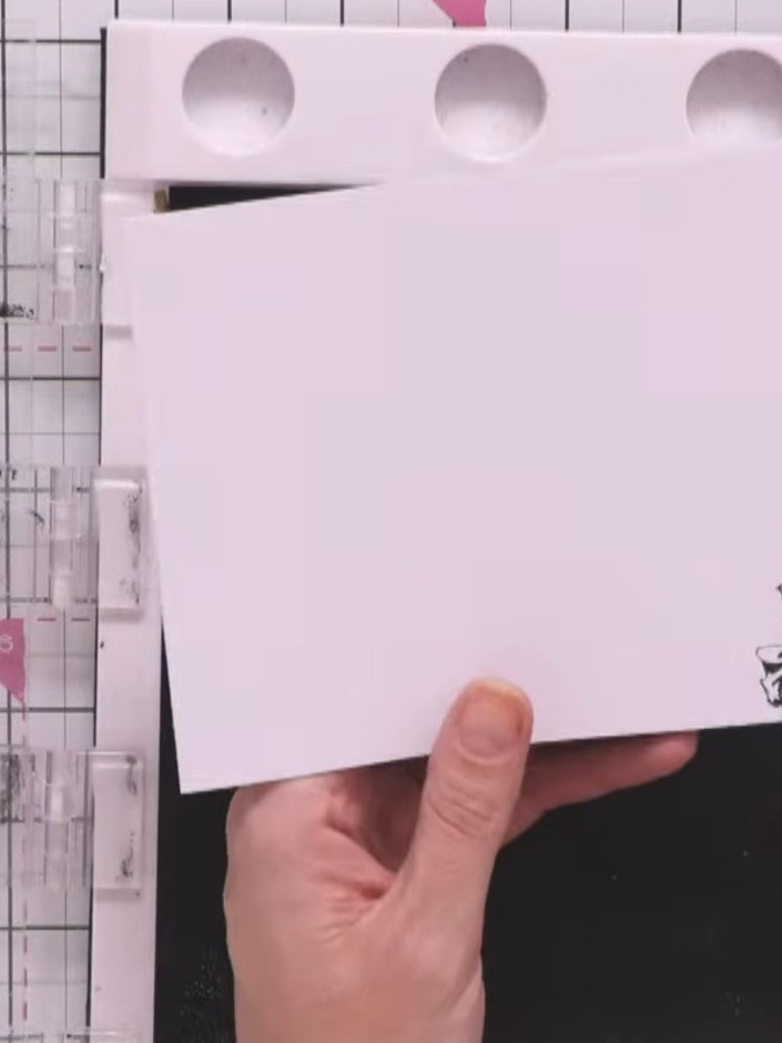 Step 10: Schneide aus dem weiß gestempelten Teil nur den Oberkörper aus und schneide dabei eng um den oberen Teil der Figur herum.