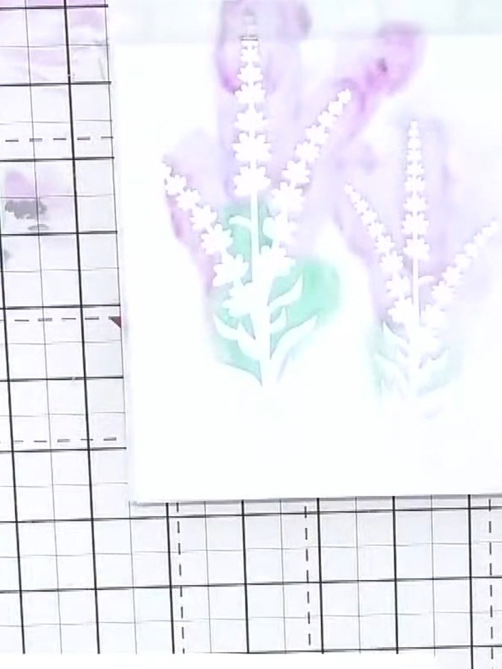 Step 2: Lege deine Lavendel-Maskenschablone auf den weißen Cardstock. Place it centrally, ensuring the lavender desi