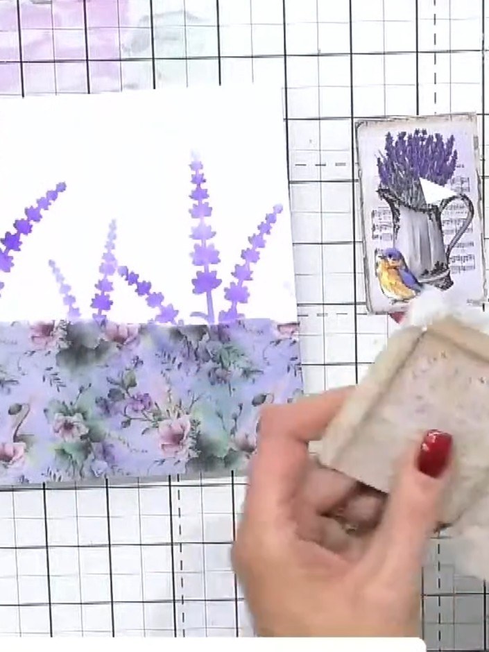 Step 4: Trag mit deinem Kleberapplikator ein wenig Flüssigkleber auf die Rückseite des gefalteten Ephemera-Teils auf.