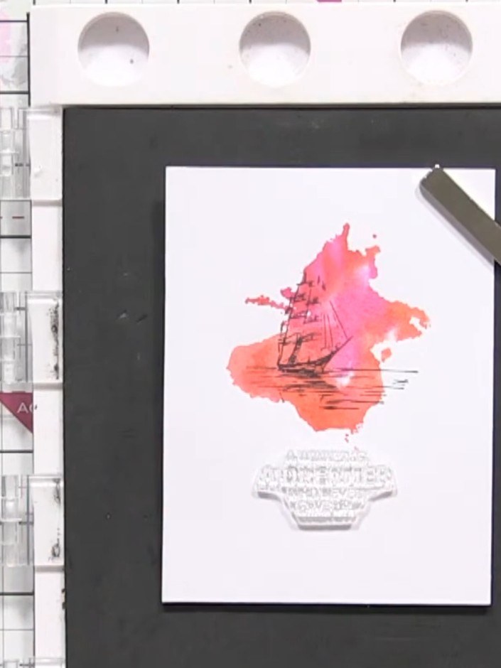 Step 10: Färbe den Spruchstempel ein und stempel ihn ordentlich unten auf die Karte, unterhalb des Aquarell-Bootes.