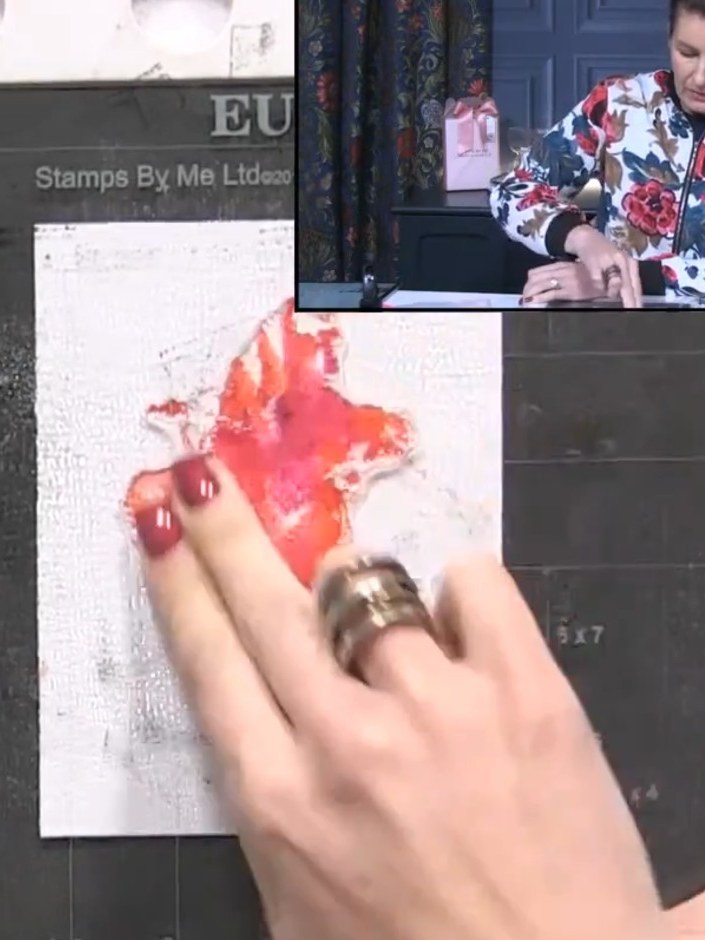 Step 2: Besprühe den eingefärbten Stempel mehrmals mit Wasser, um die Farben zu aktivieren. The water will cause the ink to become